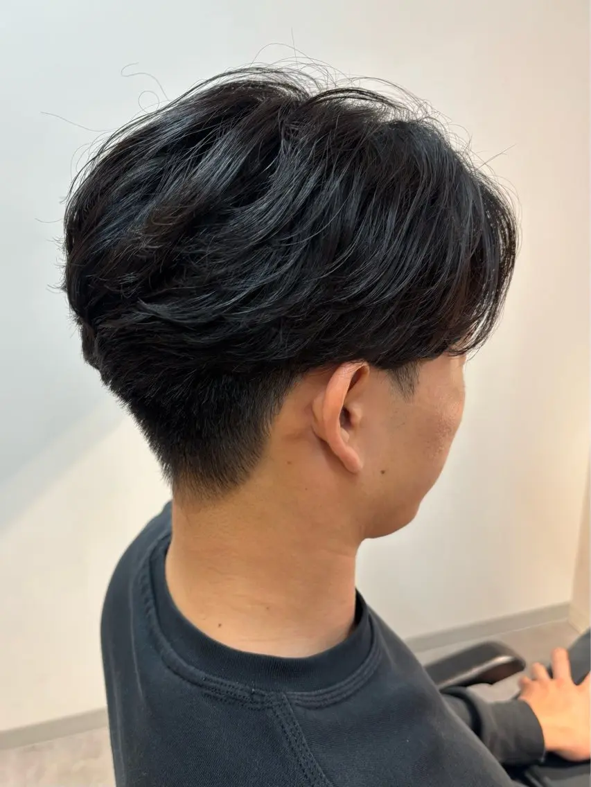 メンズ センターパート 刈り上げ 保立フェザーパーマ 大人メンズヘア船橋駅のヘアスタイル