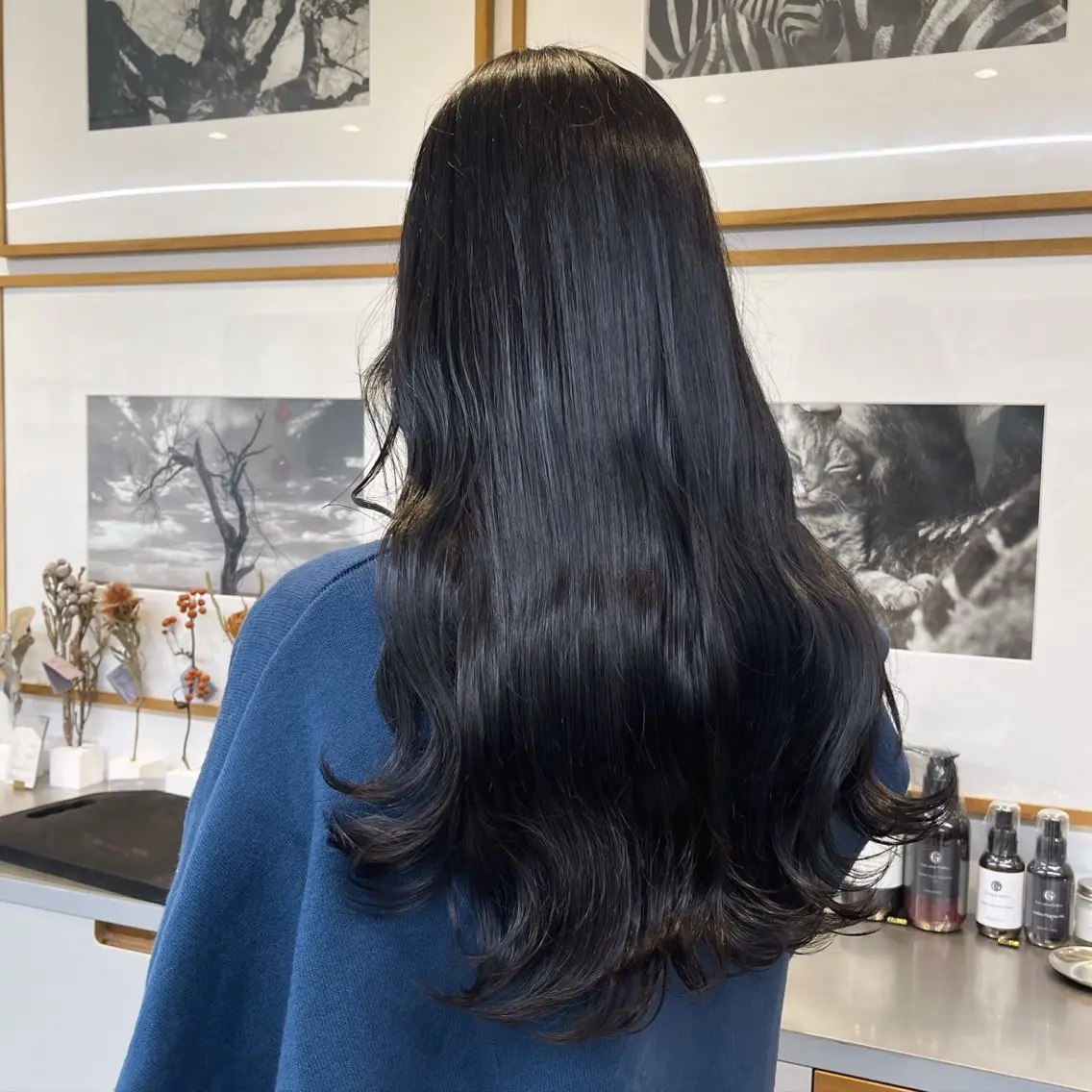 ロング カラー 黒髪 ブルーカラー ブルーブラック グレーブラック ナチュラルブラック ヘアカラー トリートメント ヘッドスパ ヘアセット カジュアルを女っぽく 𝗮𝘆𝗮𝗰𝗼のヘアスタイル
