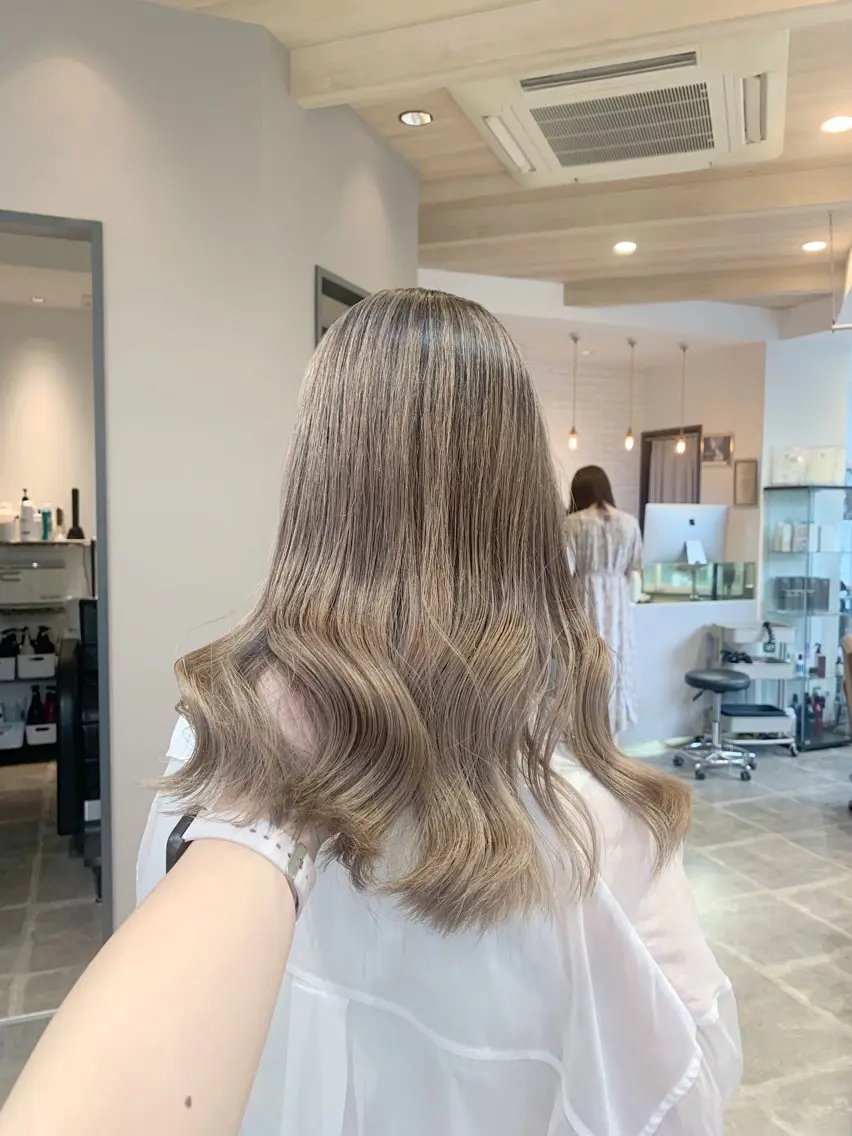 ロング カラー バレイヤージュ ベージュカラー シアーベージュ レイヤーカット 鍋嶋 涼香のヘアスタイル