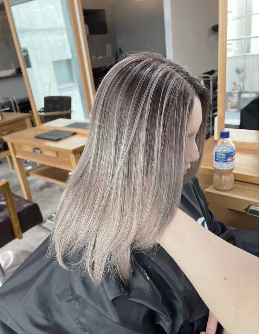 ミディアム カラー バレイヤージュ グレージュ レイヤーカット ヘアカラー トリートメント 指名数No.1 /NAOYAのヘアスタイル