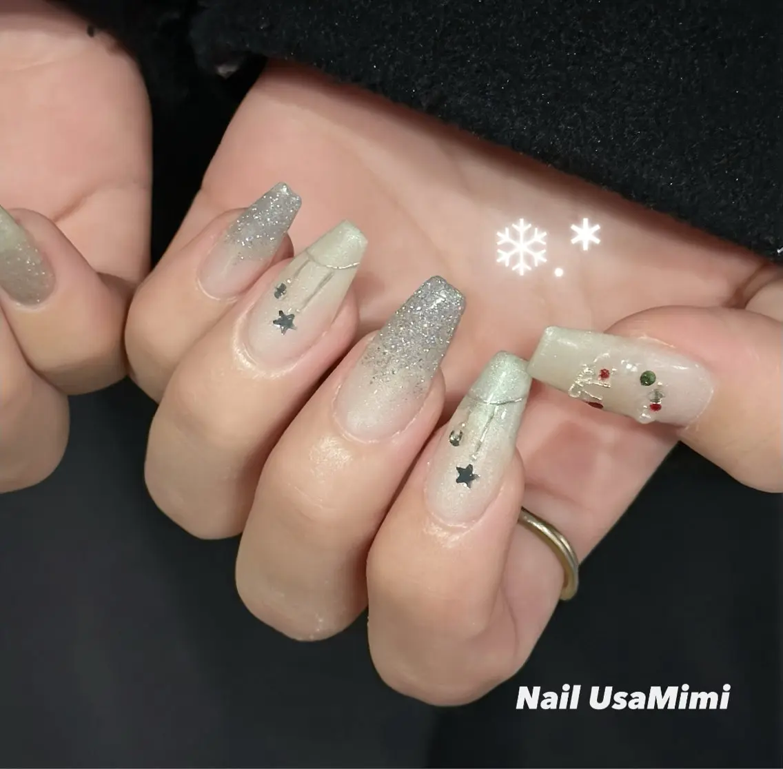 ネイル アートネイル キラキラネイル ストーンネイル ワンホンネイル 冬ネイル 本町NailUsaM imi MOMOKAのネイルデザイン