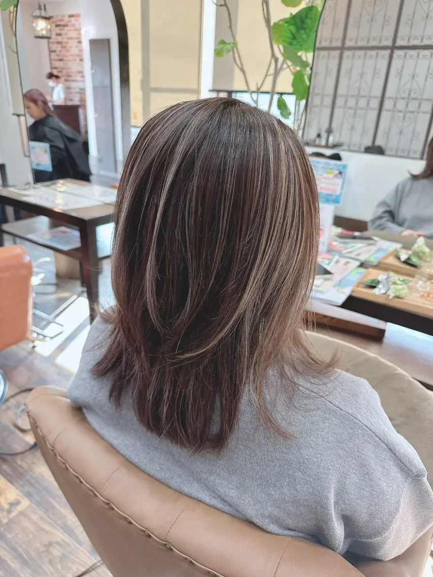 セミロング ハイライト 對比地 茜のヘアスタイル