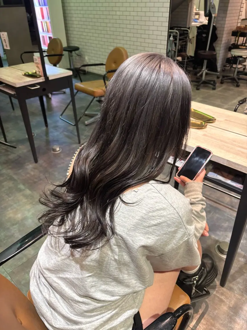 ロング カラー ブリーチ グラデーションカラー シルバー 古田 穂香/似合わせカラーのヘアスタイル