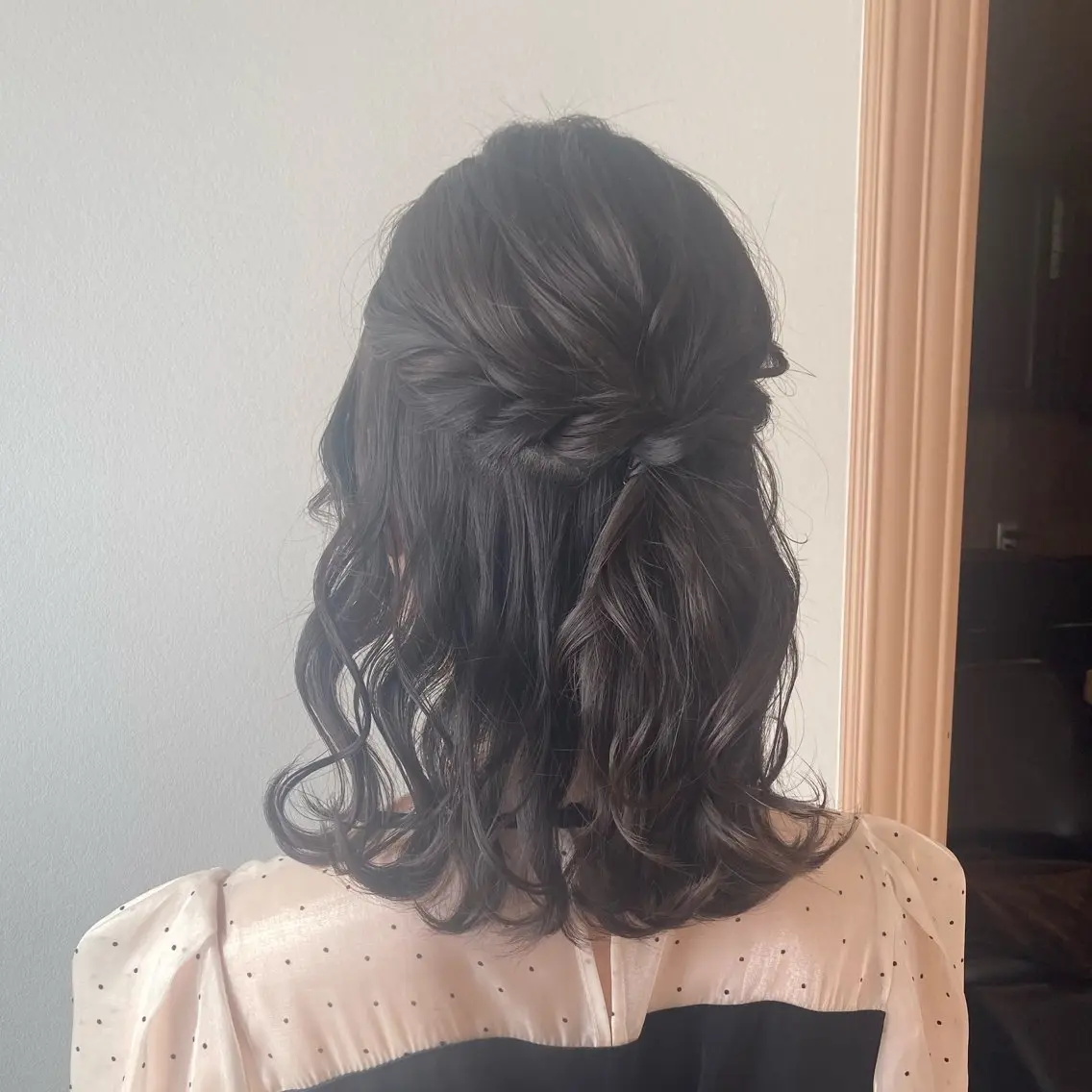 ミディアム ヘアアレンジ ハーフアップ 🫧ベージュカラー 🫧吉田奈央のヘアスタイル