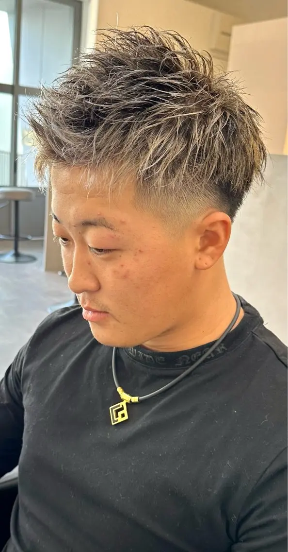 ショート カラー メンズ メンズハイライト モヒカン ハイライトカラー ハイライト カット ヘアカラー トリートメント 山本 駿介のヘアスタイル