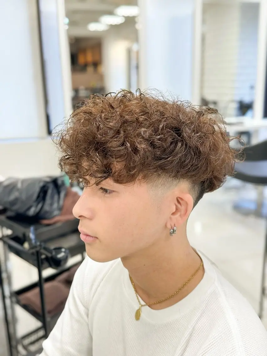 ショート カラー パーマ メンズ スペインカール ブラウンカラー 外国人風カラー カット ヘアカラー パーマ トリートメント フェザーパーマ職人 🪶ryosukeのヘアスタイル