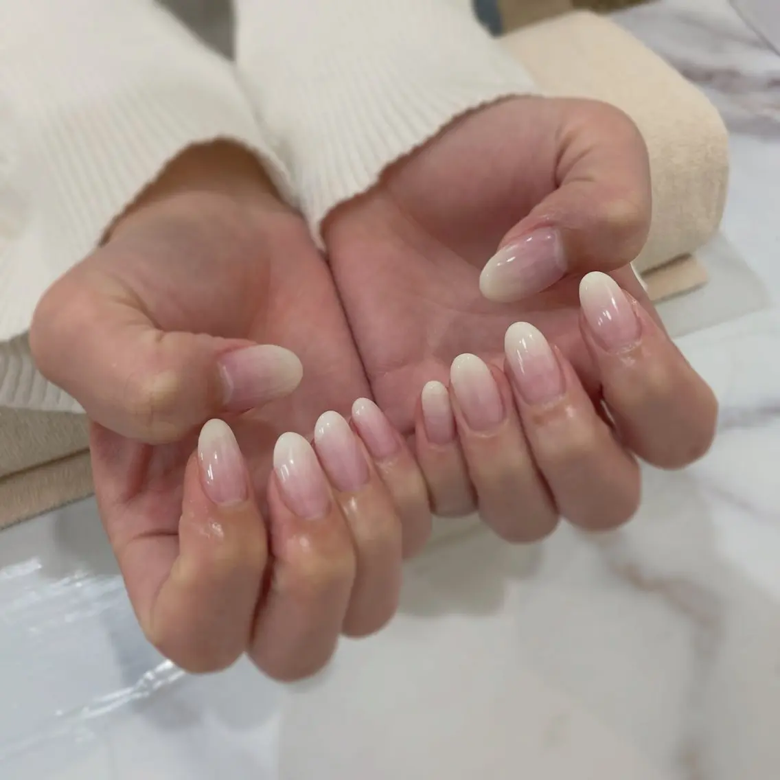 ネイル グラデーション ホワイト ハンドネイル Kusano / エルミタージュなんばのネイルデザイン