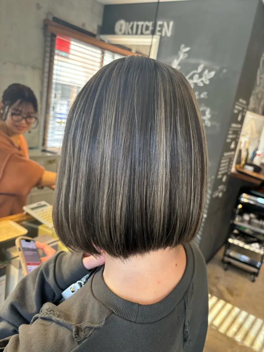 ショート カラー ベージュカラー ブリーチ 透明感カラー デザインカラー ハイライトカラー SAYA 🌱のヘアスタイル