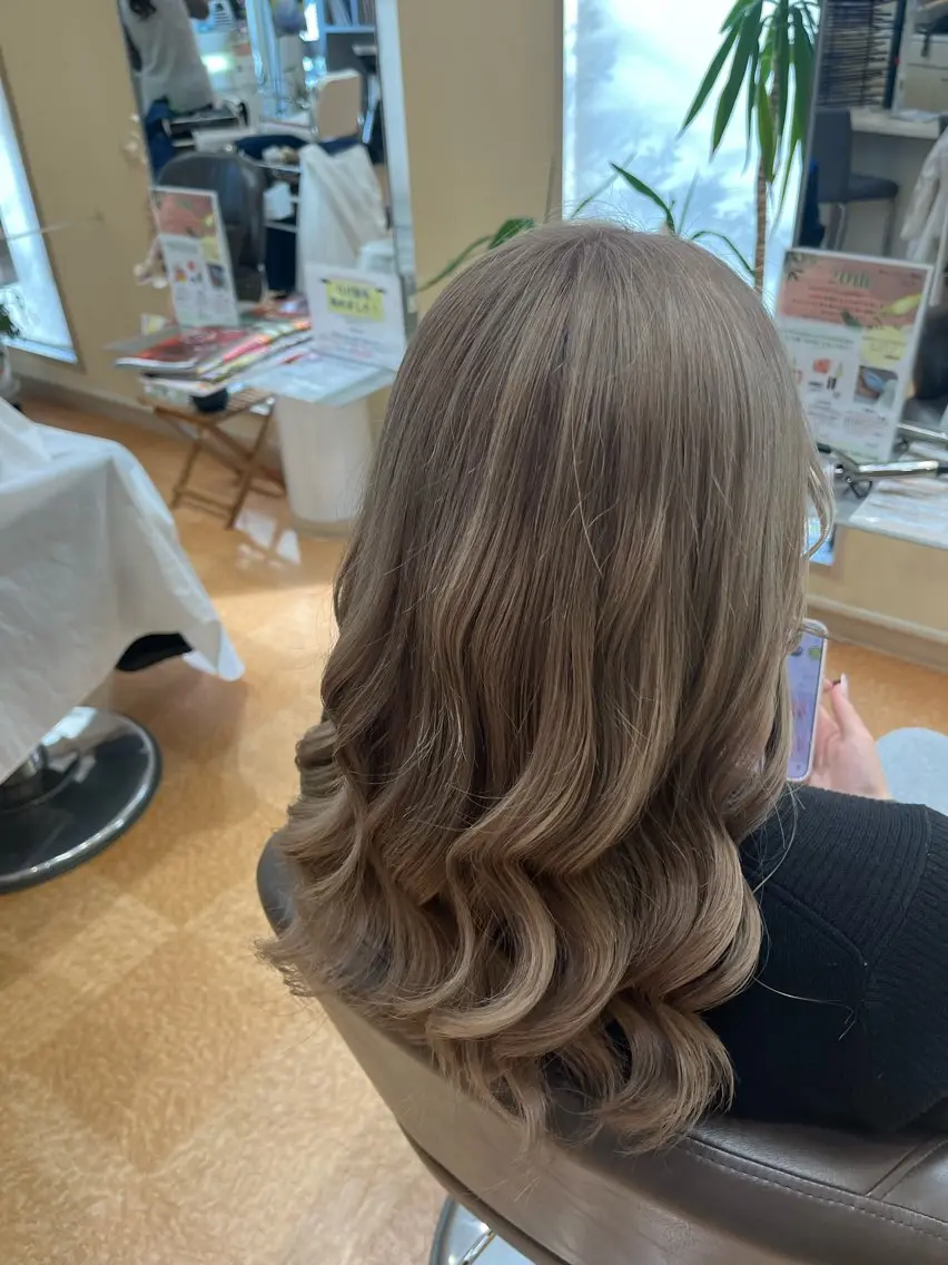 ロング カラー ブリーチ 小泉 ゆあのヘアスタイル