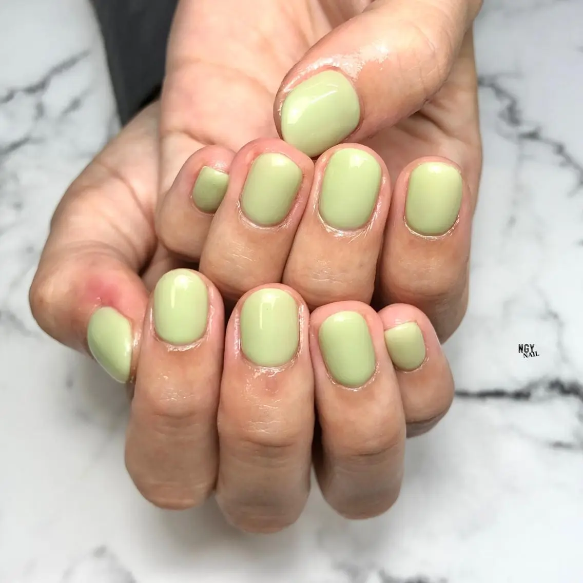 ネイル グリーン ワンカラーネイル パステルネイル ピスタチオネイル シンプルネイル ハンドネイル NAIL NOWのネイルデザイン