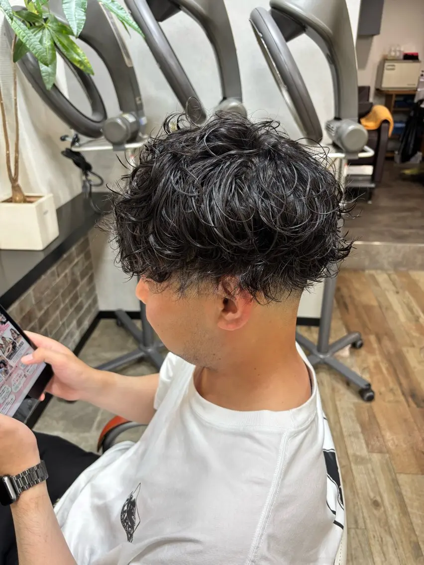 パーマ ヘアアレンジ メンズ フェードカット メンズパーマ カット パーマ イツキ🌕デザインカ ラー🥨髪質改善🫧のヘアスタイル