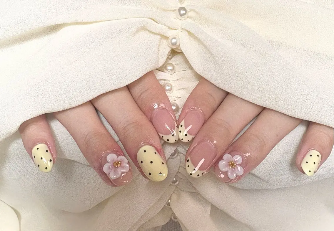 ネイル ドット フラワーネイル 夏ネイル 黄色 ハンドネイル ✨韓国✨nail salonLumieのネイルデザイン