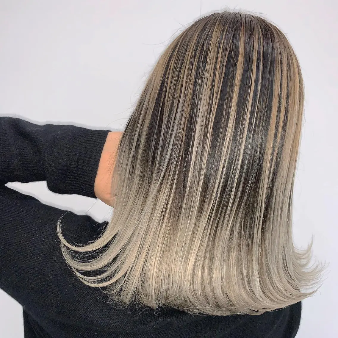 ミディアム レイヤーカット 山田 絵里菜のヘアスタイル