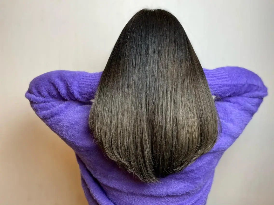 セミロング カラー ハラ ルイスのヘアスタイル