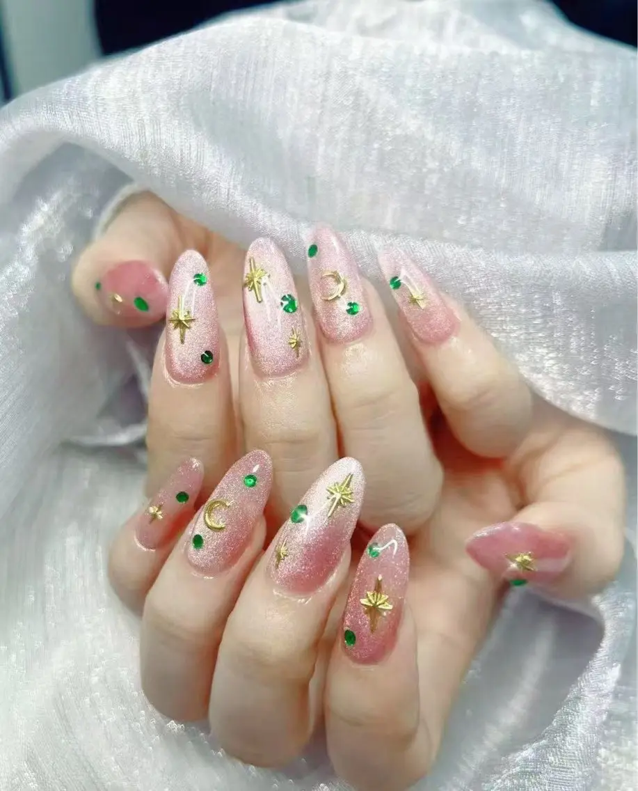 【ソフトジェルオフ無料】💓チップ長さ出しワンカラー+パーツ付け放題💓の写真