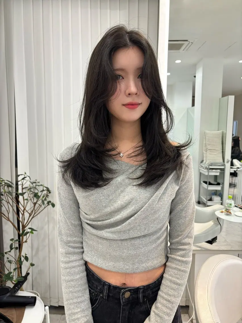 ロング カラー オリーブグレー カット ヘアカラー トリートメント レイヤーカット🎀 kanaのヘアスタイル