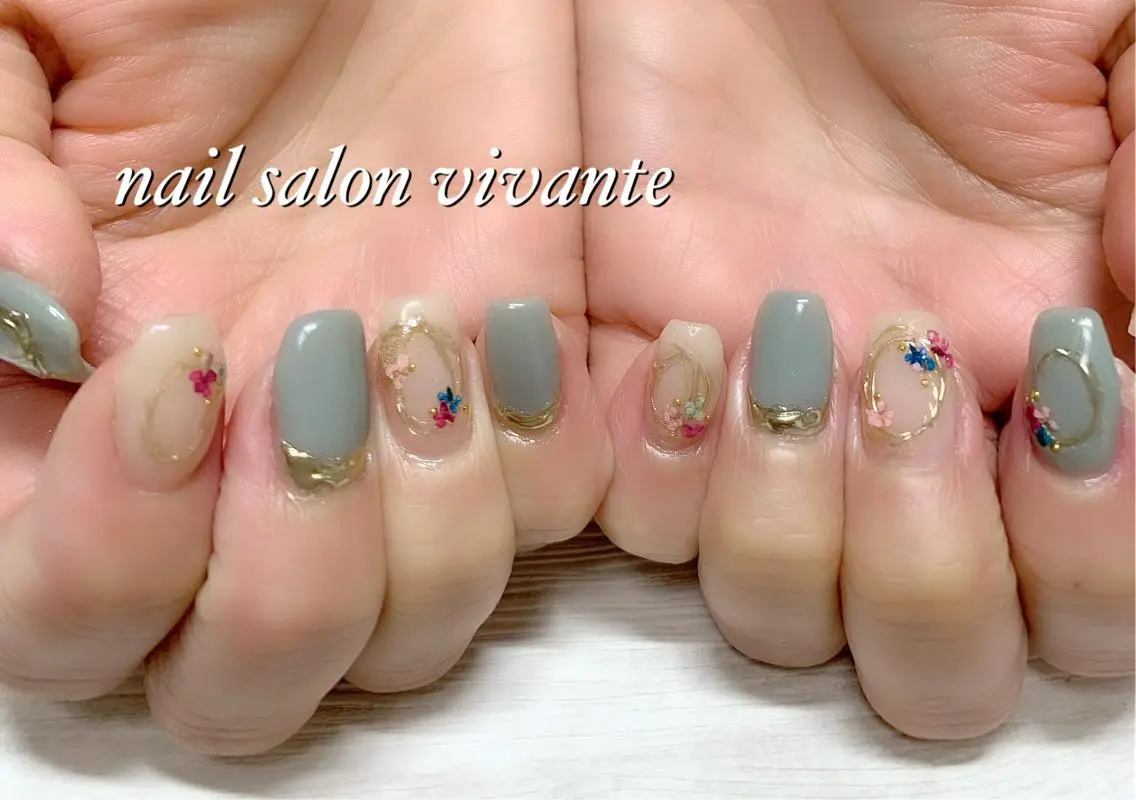 ネイル ゴールド ミラーネイル 持ち込み nail salon vivanteのネイルデザイン