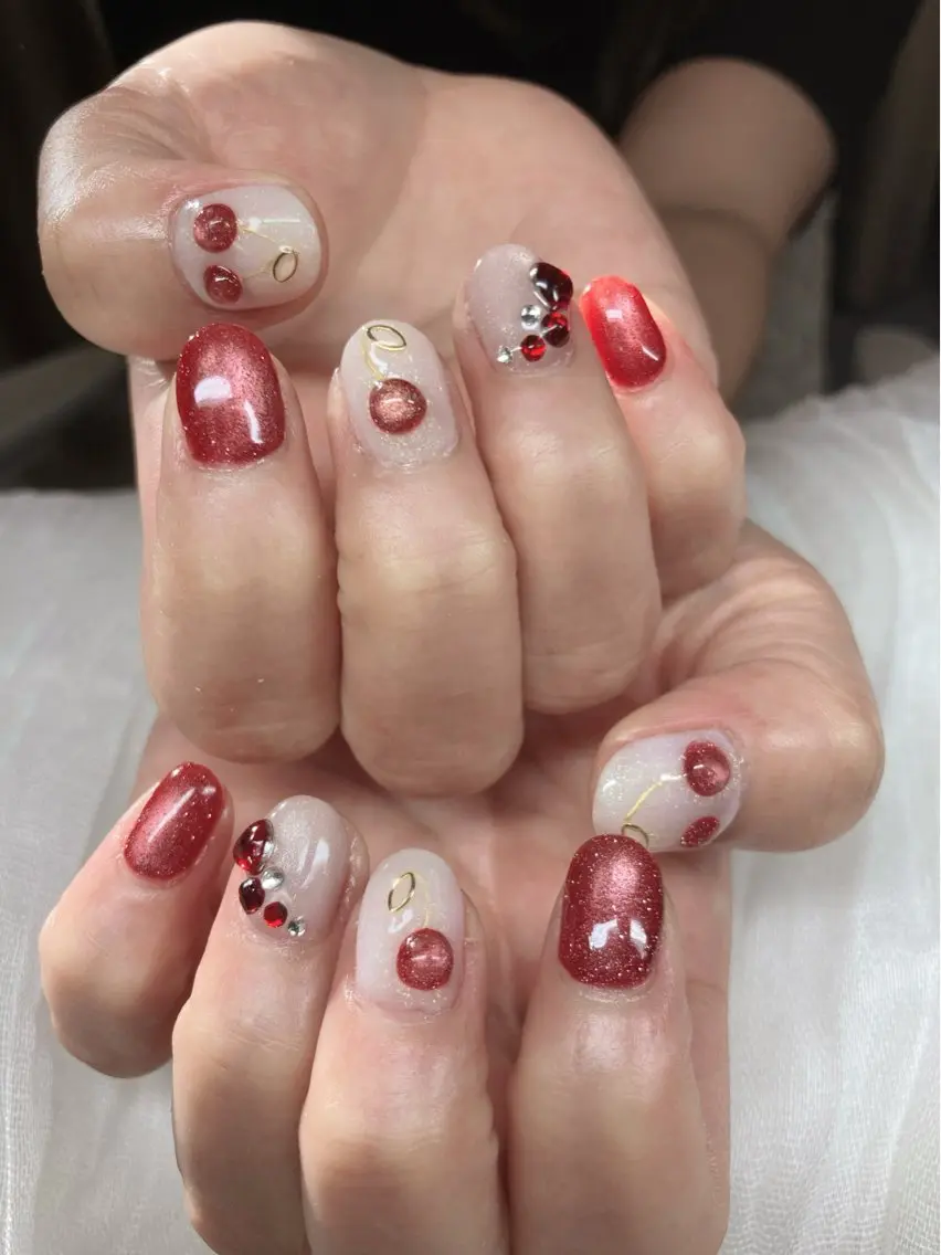 ネイル キラキラネイル ラメ(グリッター) マグネットネイル ぷっくりネイル 赤色 cheminee kaoriのネイルデザイン