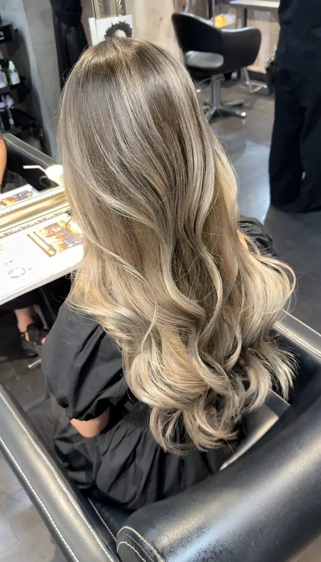 ロング カラー バレイヤージュ ベージュカラー レイヤーカット ヘアカラー トリートメント デザインカラー⭐️ Yamauchiのヘアスタイル