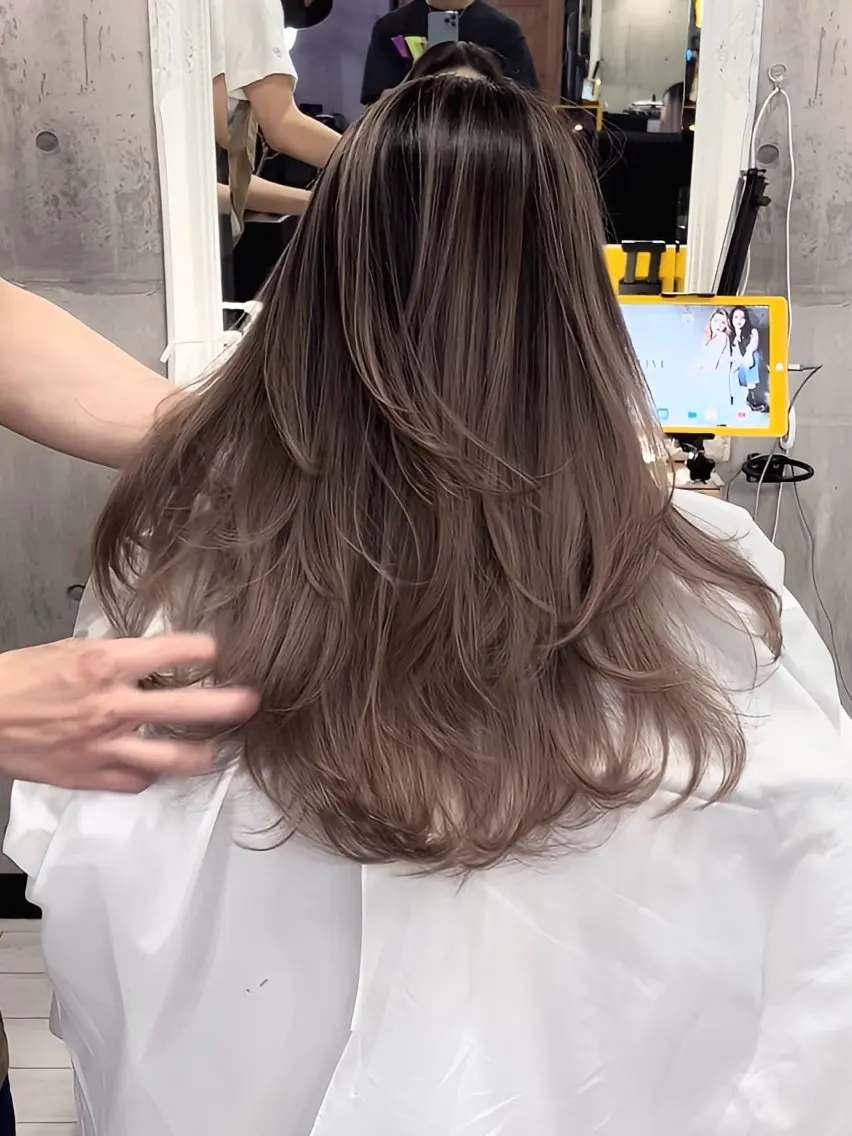 ロング カラー 杉山永 ハイライトカラーのヘアスタイル