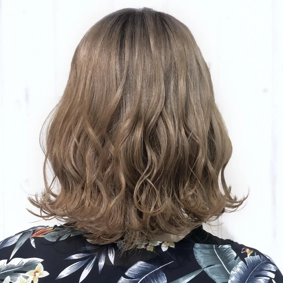ショート カラー ブリーチ グレージュ ミルクティーグレージュ 縮毛矯正⭐️ TAKAHIROのヘアスタイル