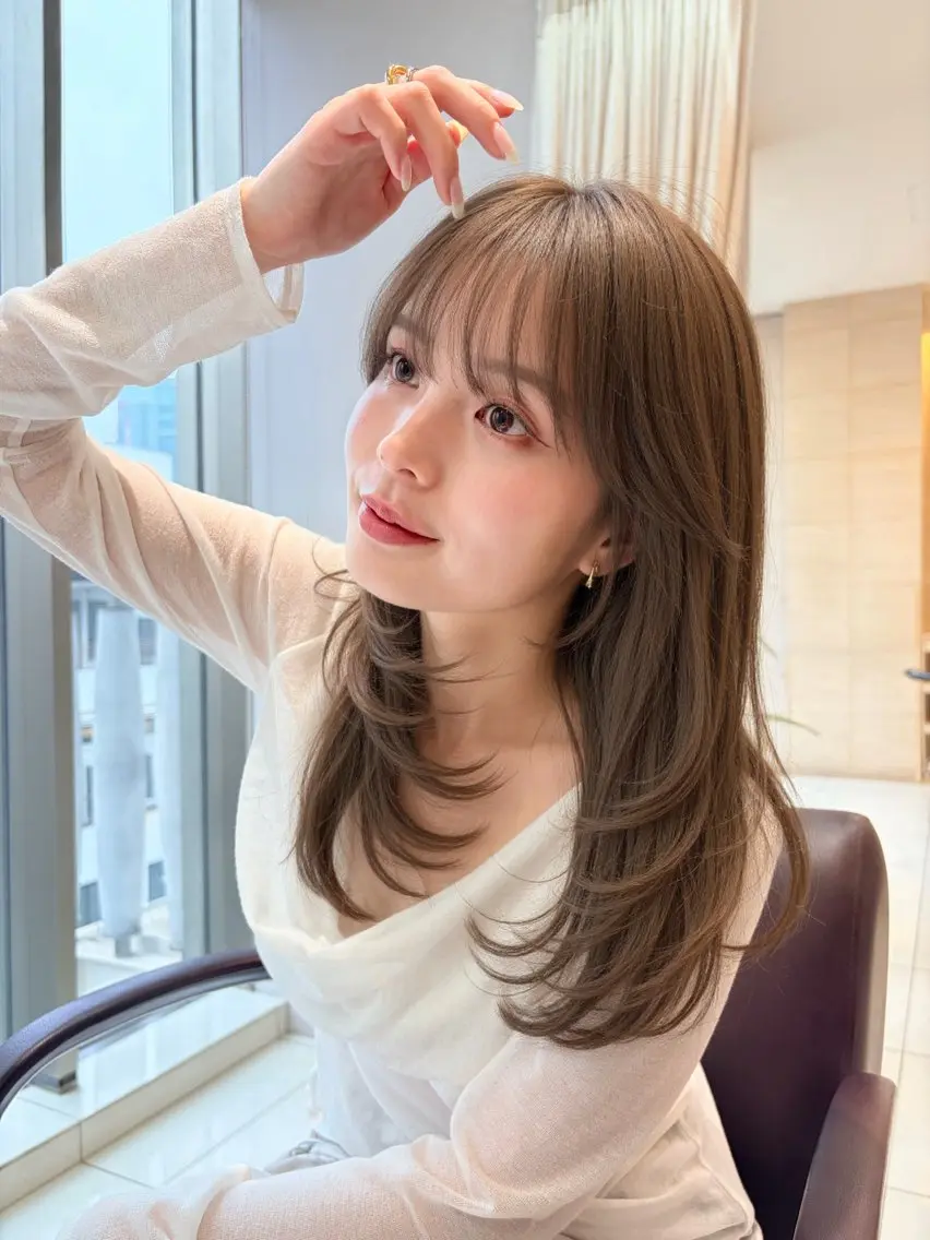 セミロング カラー カット ヘアカラー トリートメント 色素薄めダブルカラー 顔周りレイヤーのヘアスタイル