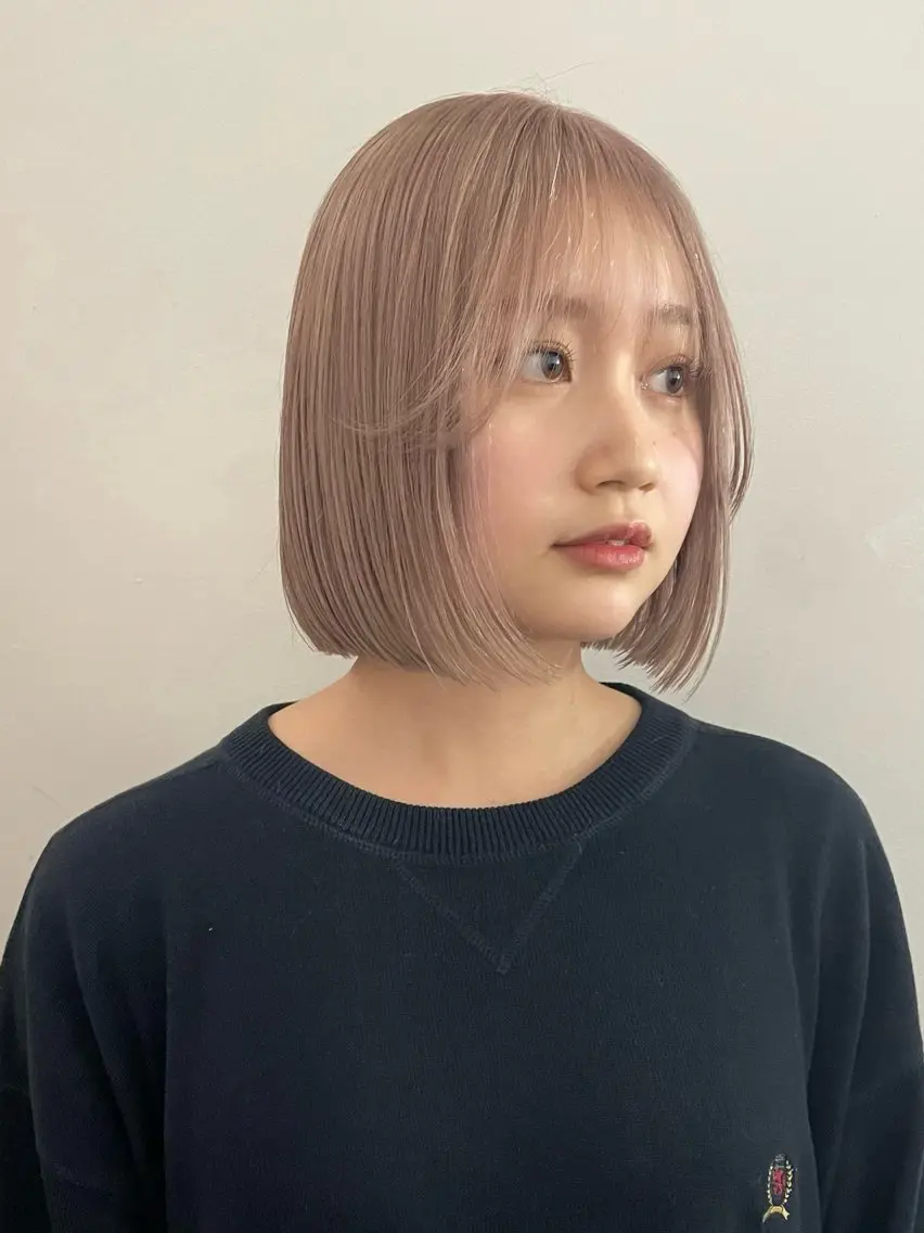 ミディアム ハイトーン💎 ホワイトベージュ坪谷のヘアスタイル