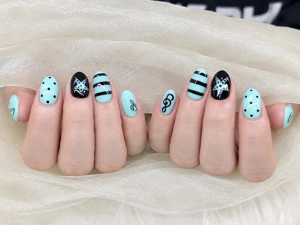 ネイル グリーン ホワイト ハンドネイル Gold Nail 千葉/風香のネイルデザイン