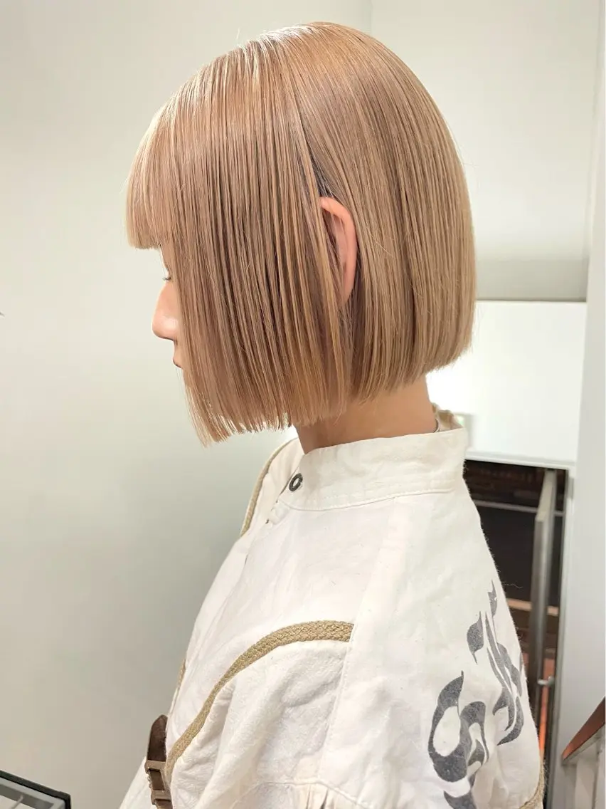 ショート ハイトーン💎 ホワイトベージュ坪谷のヘアスタイル