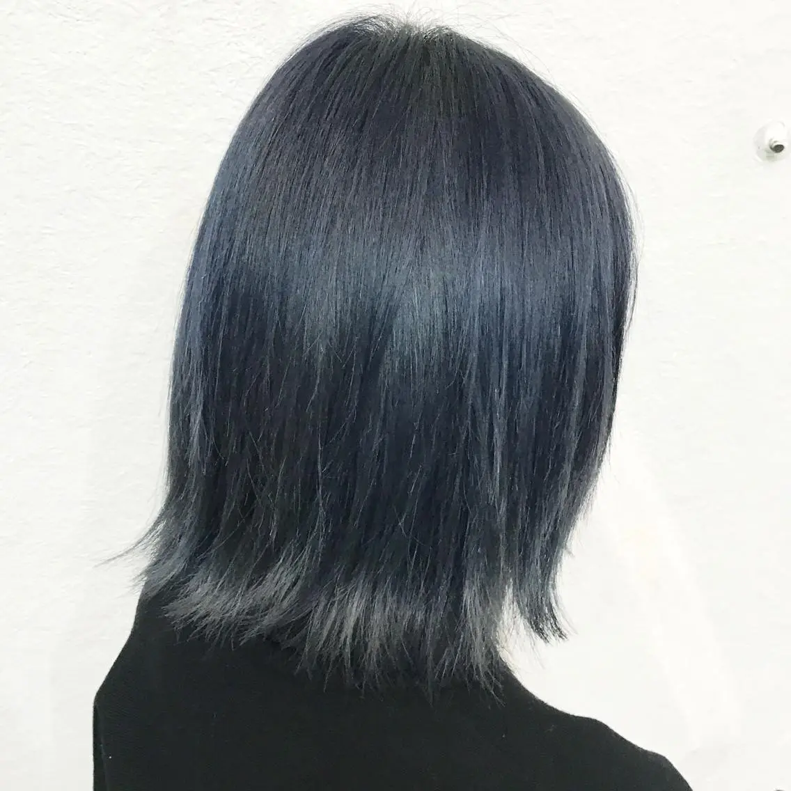 ショート カラー ブリーチ ネイビーカラー 外ハネヘア K-POP好き美容師 🇰🇷Kai.Yのヘアスタイル