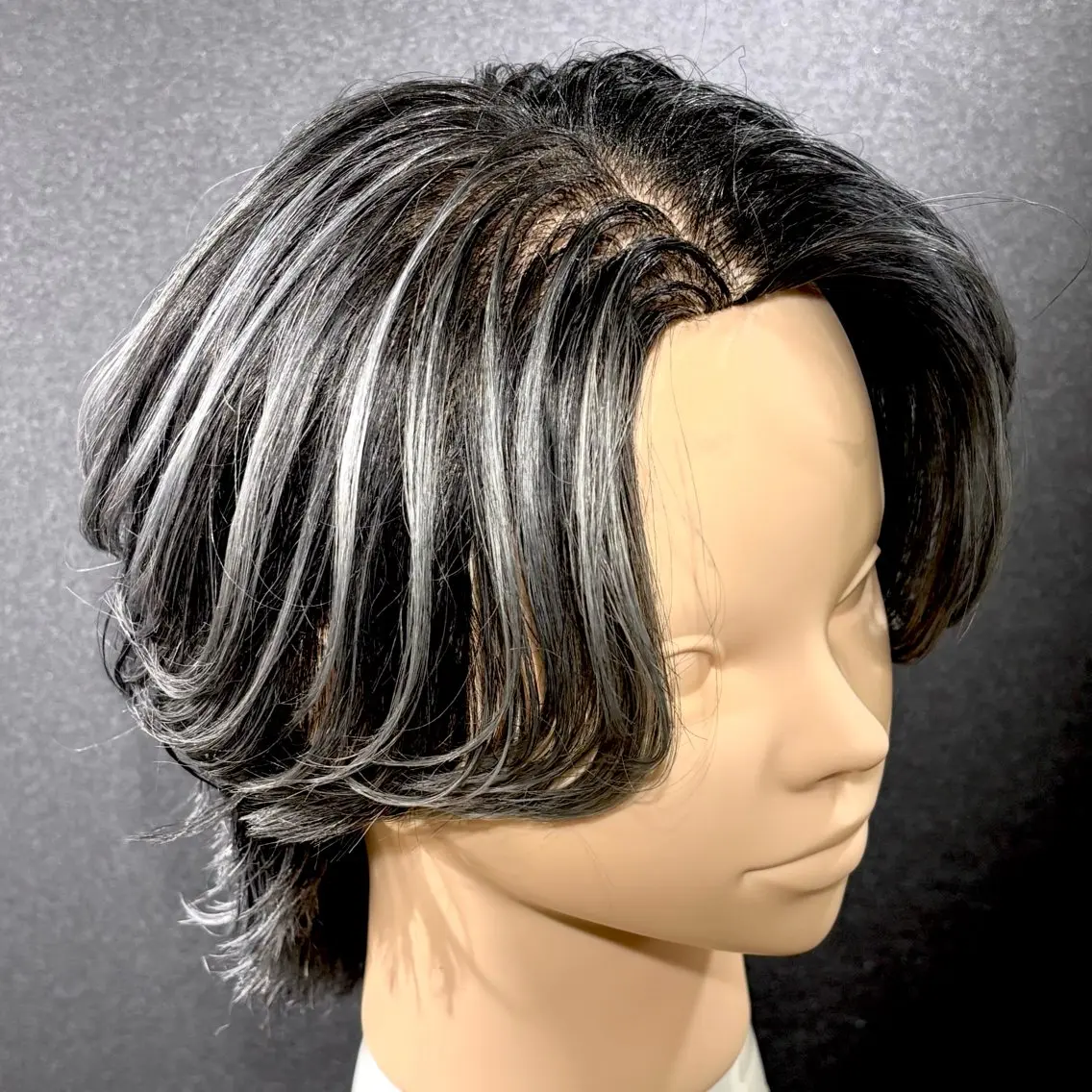 ミディアム カラー メンズ メンズバレイヤージュ メンズブリーチ センターパート バレイヤージュ ベージュカラー カット ヘアカラー メンズ特化カットパー マカラー坂田柊のヘアスタイル