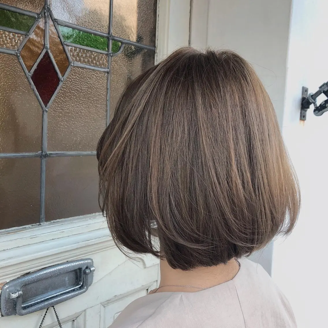 ショート カラー ベージュカラー ブリーチ ミルクティーベージュ カット ヘアカラー h a k u 大倉 卓人のヘアスタイル