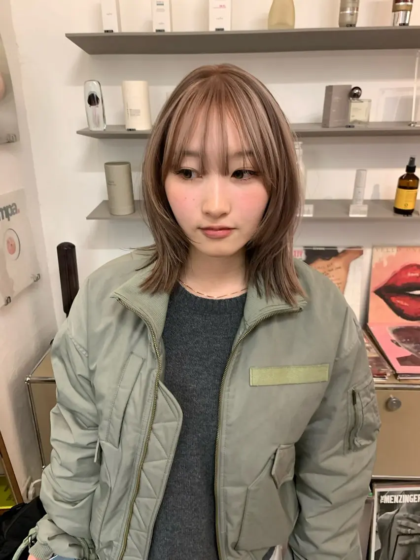 ミディアム ヘアカラー wakana/ 柔らかベージュカラーのヘアスタイル