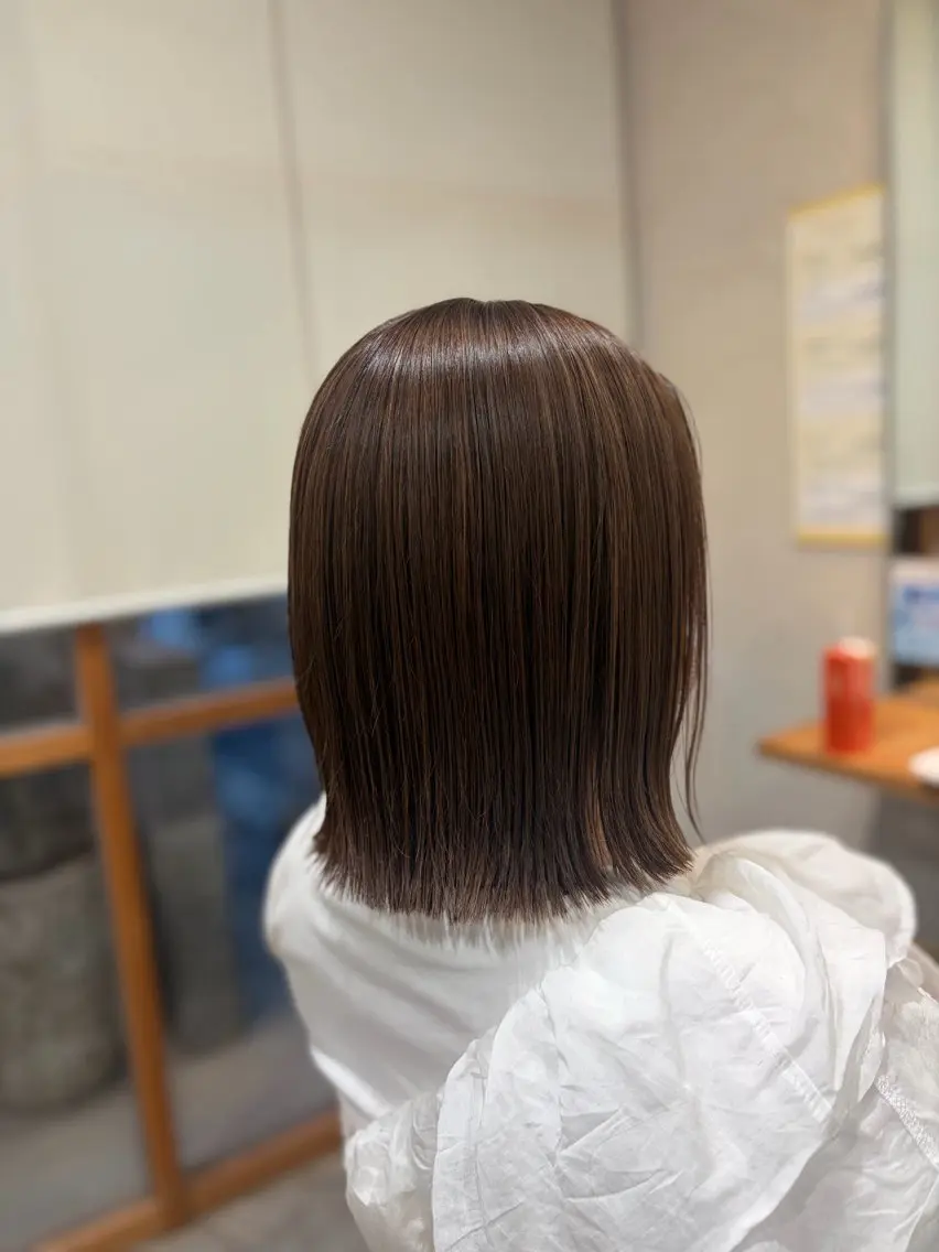 ミディアム カラー 切りっぱなしボブ ブラウンカラー ショコラブラウン ボブ カット ヘアカラー トリートメント momoka オリーブ/ベージュのヘアスタイル