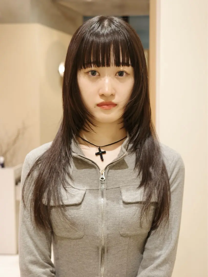 セミロング カット アカツ ミナのヘアスタイル