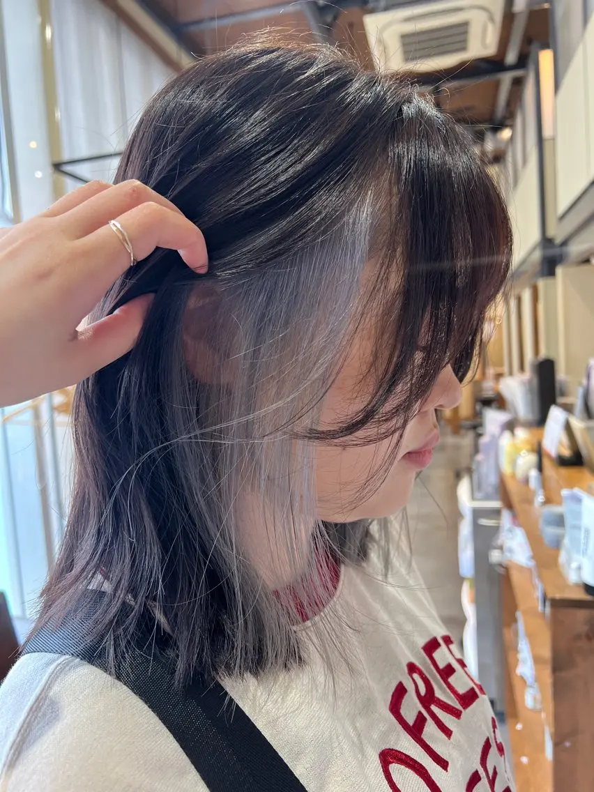 カラー アッシュ 透明感カラー イヤリングカラー ラベンダーカラー ラベンダーアッシュ 箕浦 萌華のヘアスタイル