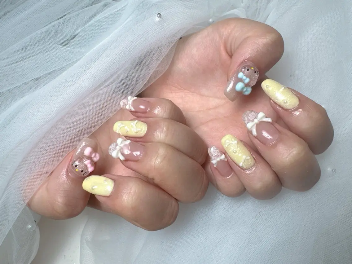 ネイル フットネイル フレンチネイル ガラスフレンチ キラキラネイル 韓国ネイル ハンドネイル Queeens nailのネイルデザイン