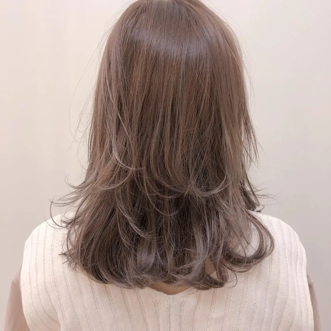 セミロング ハイライト 切りっぱなしボブ ソノキユウカのヘアスタイル