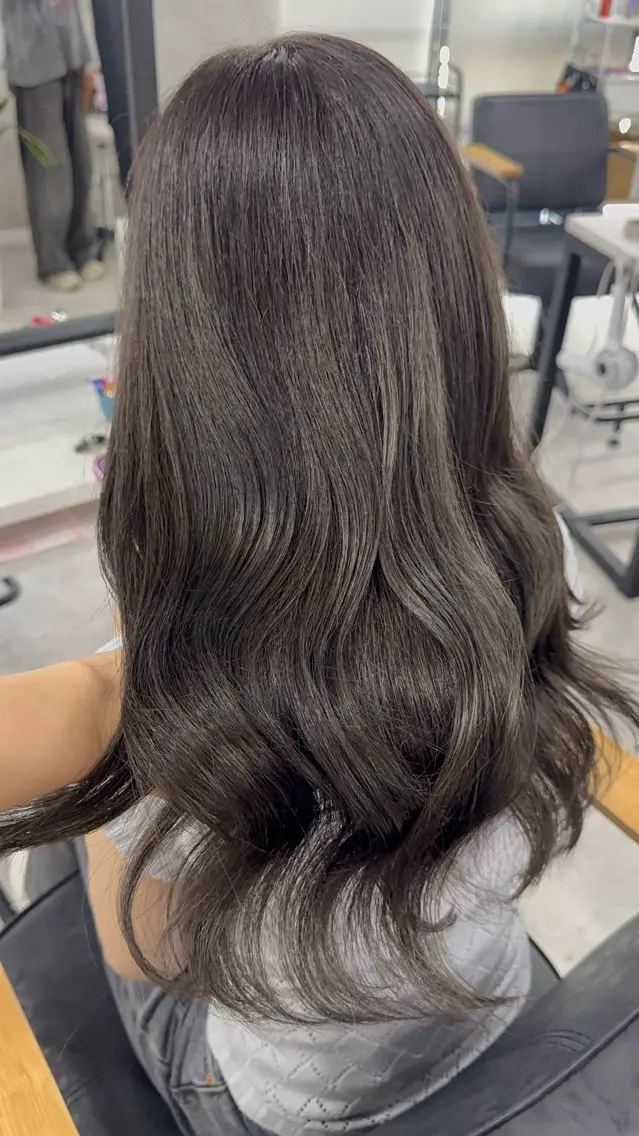ロング カラー アッシュ アッシュブラウン ベージュカラー 黒髪 ブリーチ カット ヘアカラー トリートメント 赤み無し柔らかカラー 【梅田】madokaのヘアスタイル