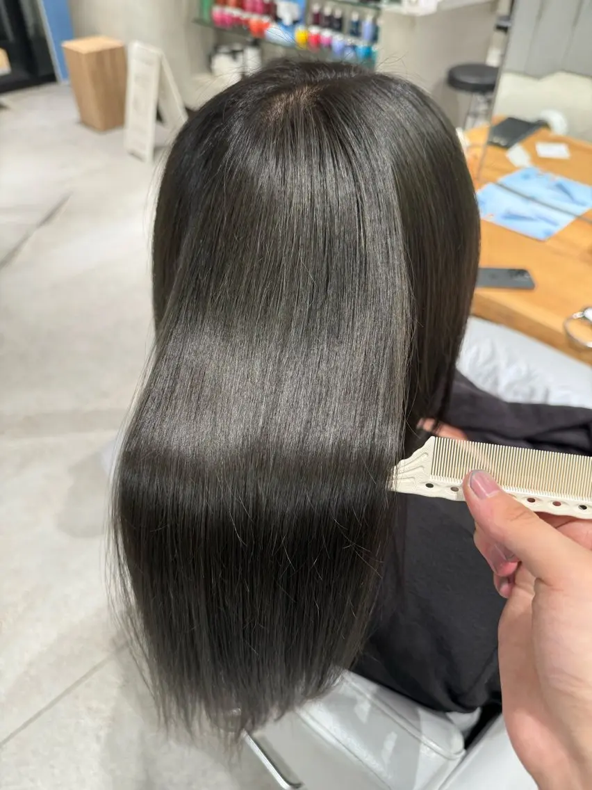 ロング カラー 透明感カラー グレージュ オリーブグレージュ オリーブグレー トリートメント カット トリートメント MINX 白石 漣のヘアスタイル