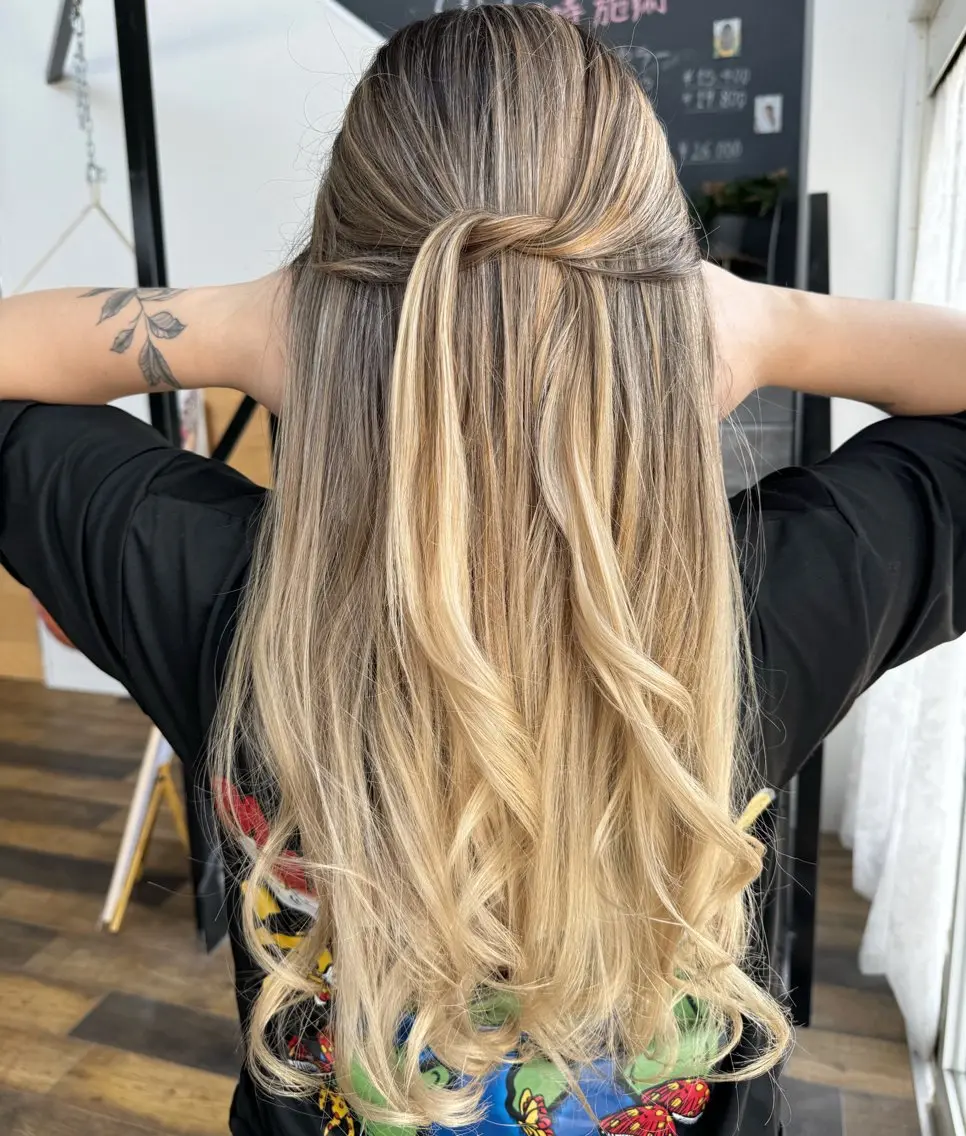ロング カラー アッシュ 透明感カラー ハイライトカラー ハイトーンカラー ミルクティーアッシュ ヘアカラー 🌸小掛🌸 豊橋外国人風カラーのヘアスタイル