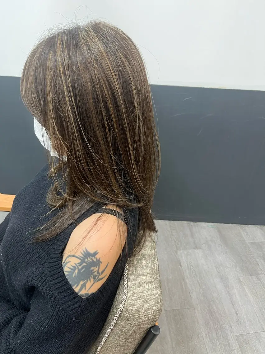 セミロング ハイライト カット ヘアカラー トリートメント 縮毛矯正メンズパーマ 髪質改善特化のヘアスタイル