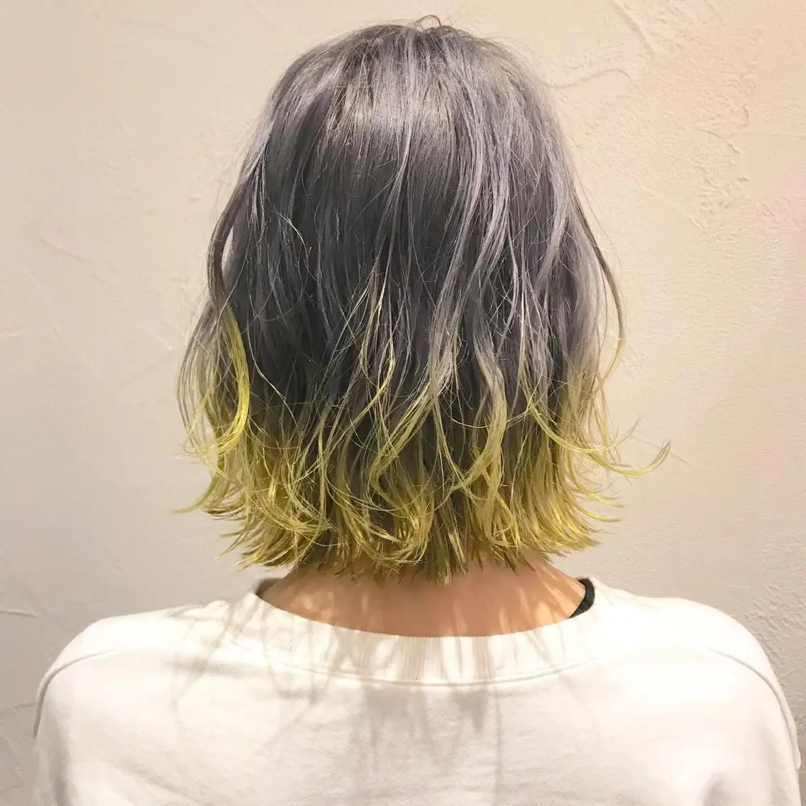 セミロング カラー グレージュ イエローカラー 藤井 貴美子のヘアスタイル
