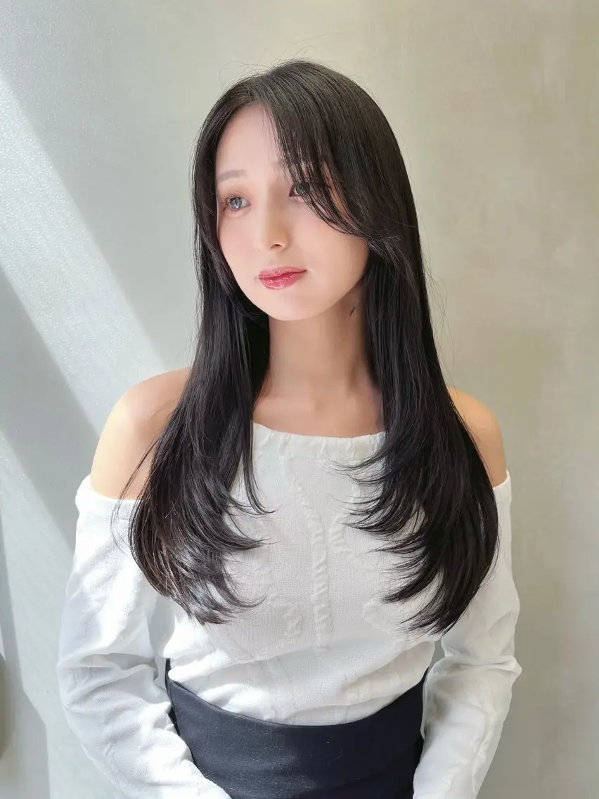 ロング カラー 黒髪 グレーブラック 韓国風ヘア レイヤーカット レイヤーカット、ボブ GLROWのヘアスタイル