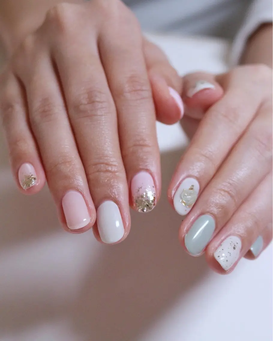 ネイル キラキラネイル 水色 ニュアンスネイル シンプルネイル ハンドネイル Baku Nailsのネイルデザイン
