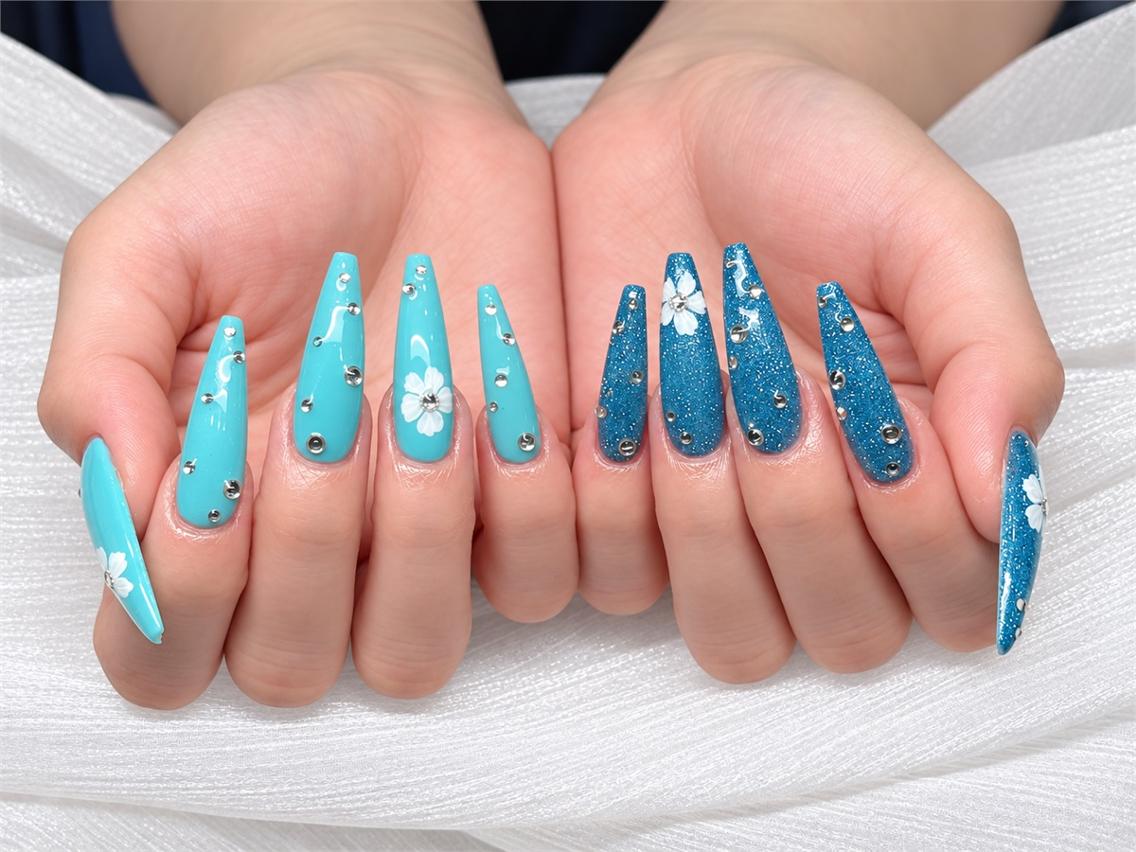 ネイル ブルー グラデーション ロングネイル NAILS 168のネイルデザイン