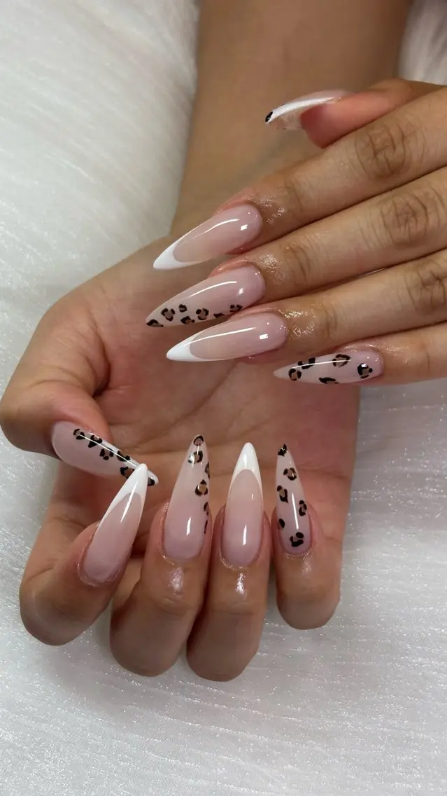 ネイル アニマル柄 フレンチネイル ロングネイル icy nail れいあのネイルデザイン