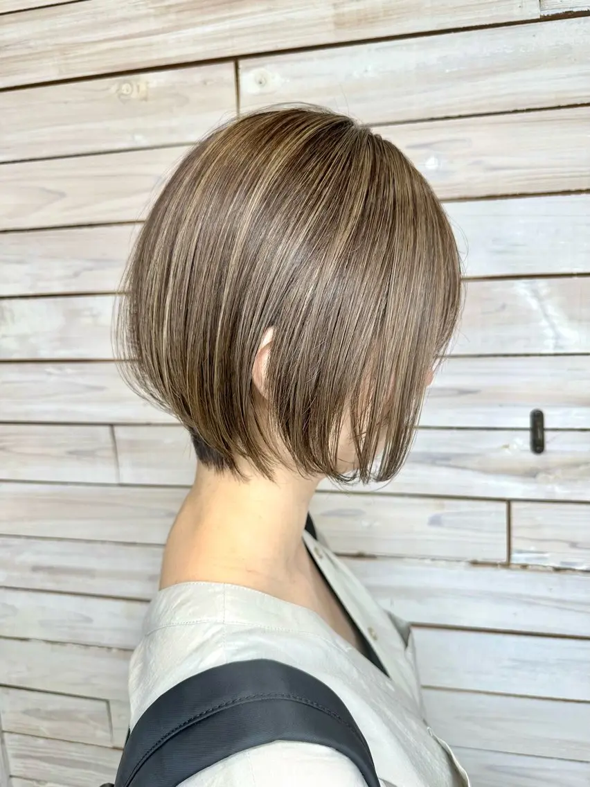 【20〜40代支持◎】白髪ぼかしハイライト×小顔ショート💇♀️の写真