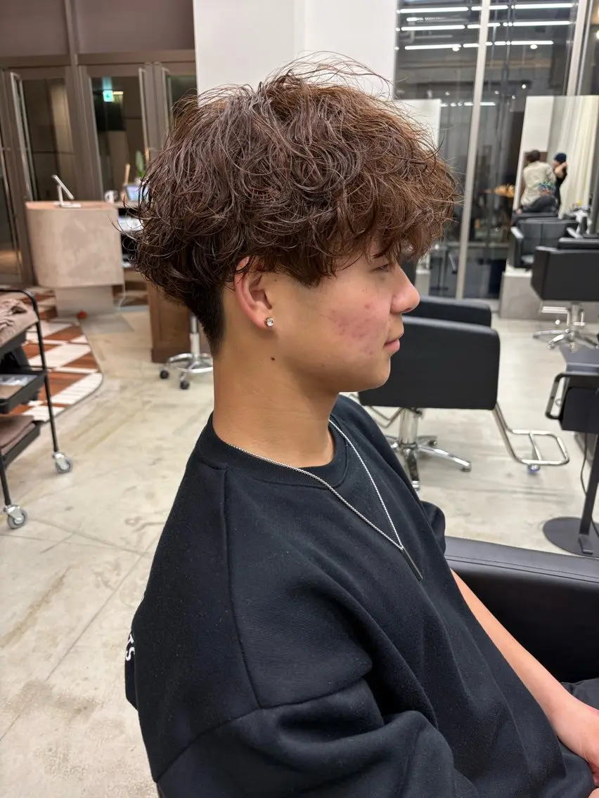 カラー パーマ メンズ メンズパーマ 波巻きパーマ ブラウンカラー メンズパーマ特化 sayoのヘアスタイル