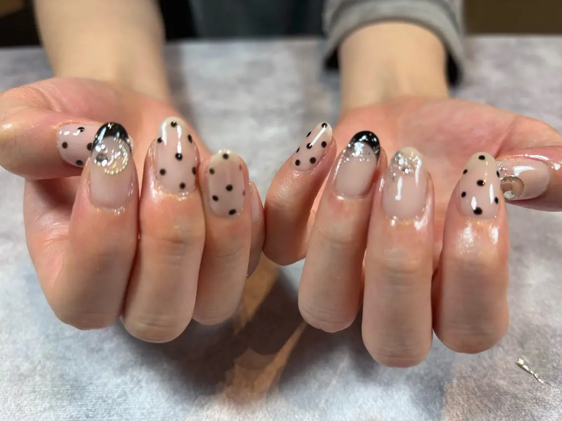 ネイル ドット フレンチネイル Re. nail salonのネイルデザイン